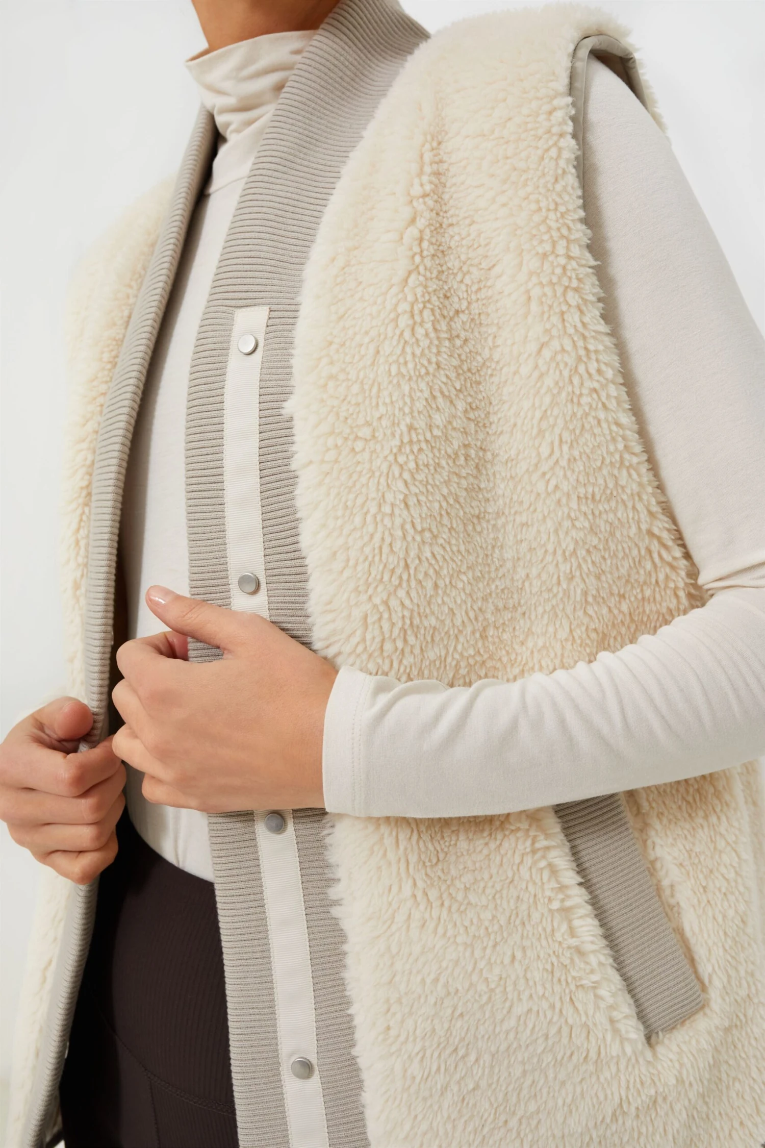 Varley Dove Sandshell Covey Reversible Quilt Gilet 7 Varley Dove Sandshell Covey Reversible Quilt Gilet - Image 5