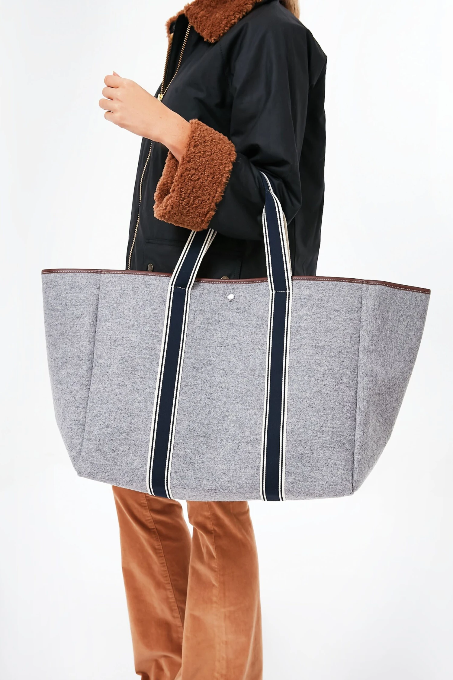 Grey Traversee XL Flannel Cruise Tote 4 Grey Traversee XL Flannel Cruise Tote - Image 2